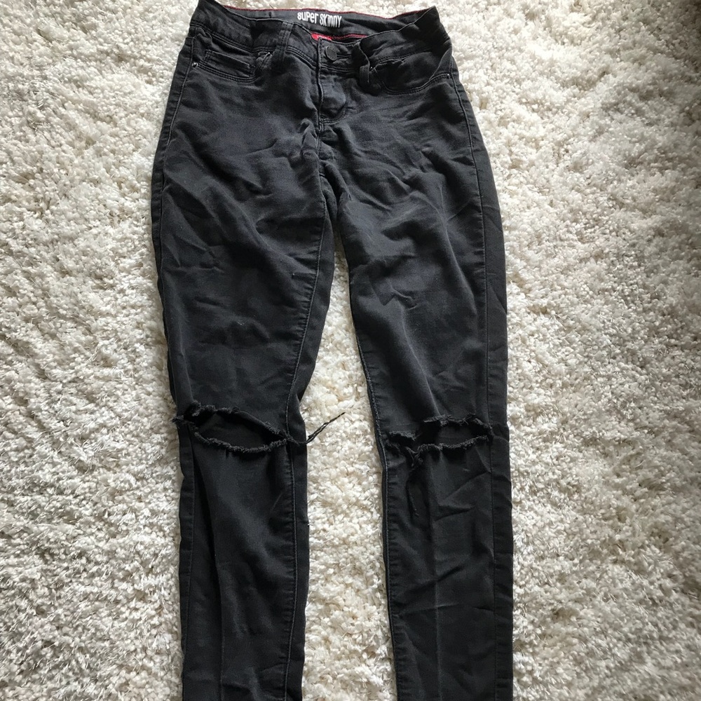 Black ripped skinny jeans